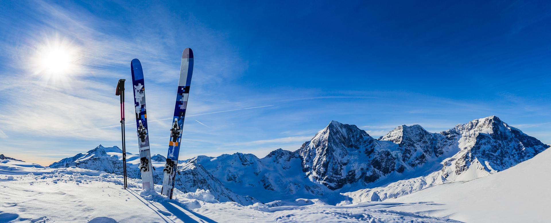 Skifahren in der Wintersaison, Berge und Skitourenausstattungen auf dem Gipfel der schneebedeckten Berge an sonniger Zeit. Südtirol, Solda in Italien.
