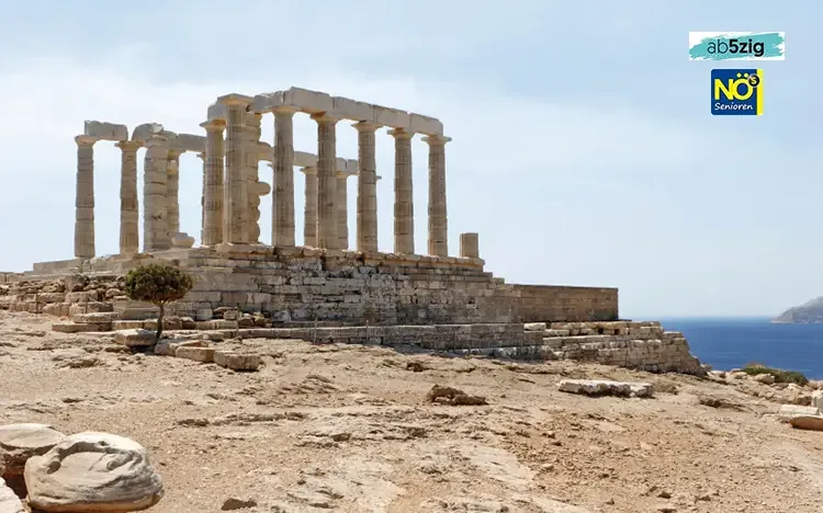 Tempel des Poseidon am Kap Sounion mit Blick auf das blaue Meer