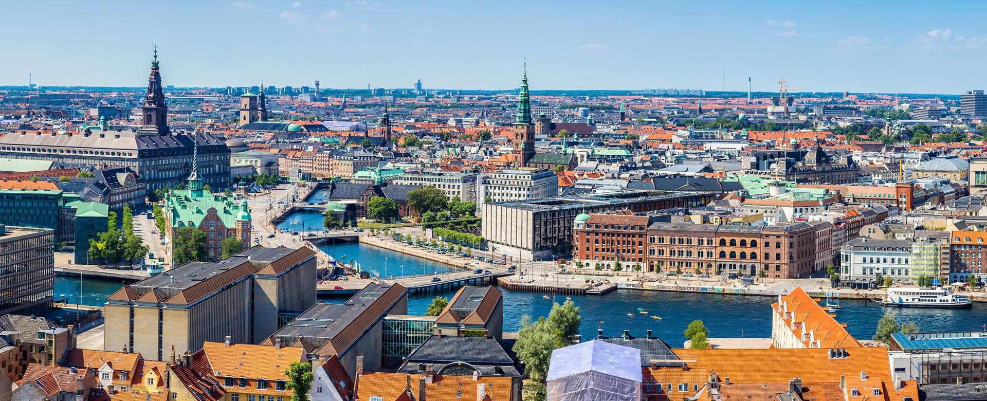 Kopenhagen Skyline und Hafen – Blick über die dänische Hauptstadt Panoramablick über Kopenhagen mit Kanälen, Hafen und historischer Architektur