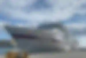 MS Europa im Hafen von Malta Luxuskreuzfahrtschiff MS Europa im Hafen von Malta mit klarer Sicht auf den Bug und den Schriftzug Europa