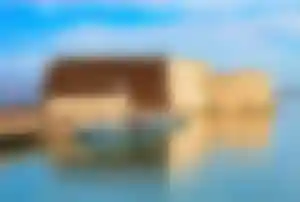 Venezianische Festung am Hafen von Heraklion mit kleinen Booten im ruhigen Wasser und steinernen Festungsmauern