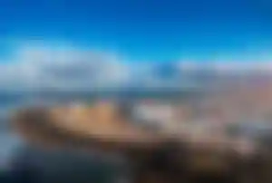 Luftaufnahme eines Küstenortes im Norden von Fuerteventura mit Meer und Felsenküste