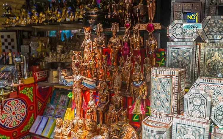 Bunter Marktstand in Ägypten mit traditionellen kunstvollen Statuen, Musterdosen und Handwerksprodukten