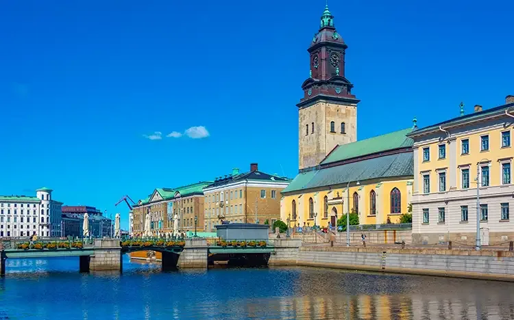 Blick auf die Christinakirche und historische Gebäude am Wasser im Zentrum von Göteborg.