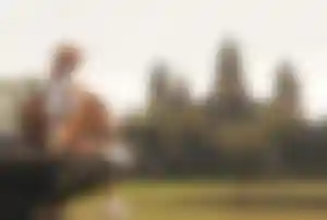 Alleinreisende Person betrachtet die Tempelanlage Angkor Wat während einer Fernreise in Südostasien