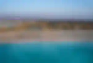 Luftaufnahme der Strandlage des Sofitel Al Hamra Beach Resort mit Sandstrand, Resortanlage und türkisblauem Meer