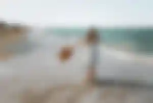 Herbsturlaub in Tunesien: Strand auf Djerba mit mildem Klima Person spaziert barfuß am Strand von Djerba in Tunesien mit türkisfarbenem Meer und sanften Wellen – perfektes Reiseziel im Herbst für Badeurlaub