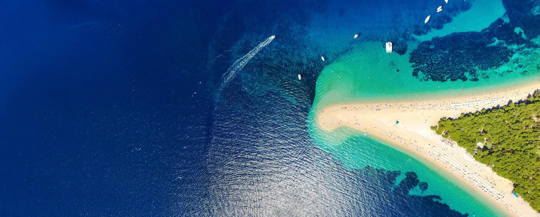 Zlatni Rat und Insel Brac Hotels in Bol Kroatien Luftaufnahme vom Zlatni Rat Strand auf der Insel Brač in Kroatien mit türkisblauem Meer und Badegästen nahe Hotels