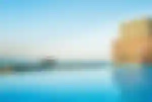 Infinity Pool des Sofitel Dubai Jumeirah Beach mit Panoramablick auf den Arabischen Golf und die Küste Dubais