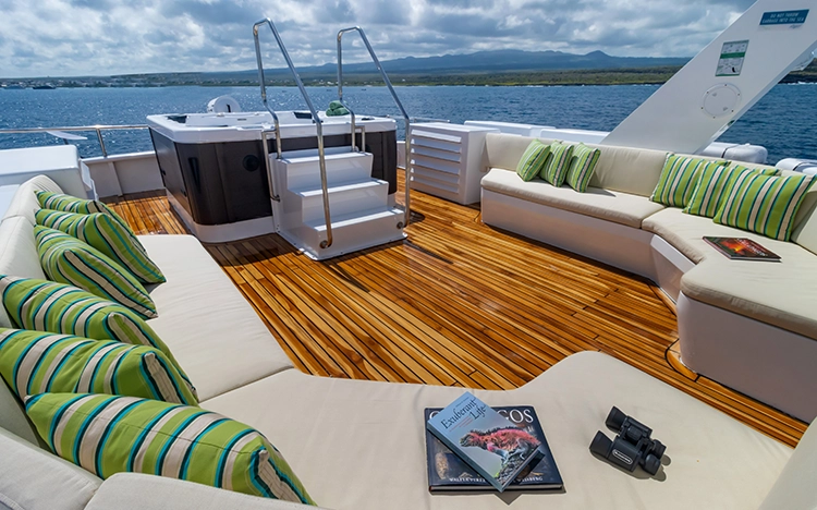 Sitzgelegenheiten am Deck der Motoryacht Galapagos Angel