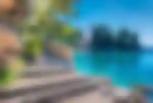 Steinweg mit Treppen und Kirche über türkisblauem Meer auf der Insel Brač in Kroatien