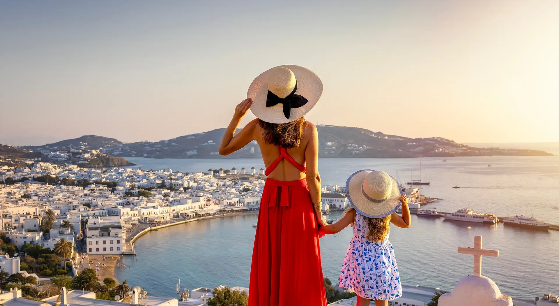 Aussicht über eine griechische Insel mit weißer Küstenstadt, Hafen und Blick auf das Meer