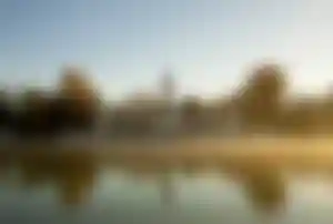 Monument am See im Retiro‑Park in Madrid im Morgenlicht