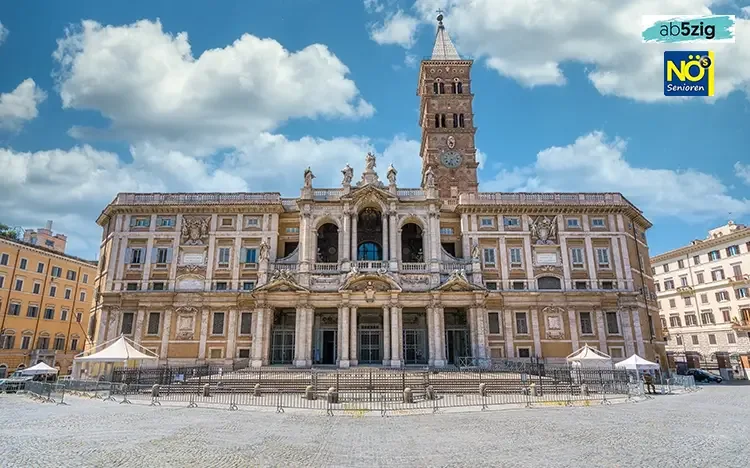 Fassade der Basilika Santa Maria Maggiore in Rom mit barocker Architektur und Glockenturm unter blauem Himmel.