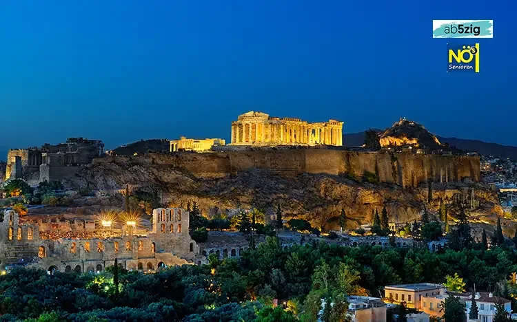 Beleuchtete Akropolis von Athen bei Nacht mit dem Parthenon und umliegenden Ruinen