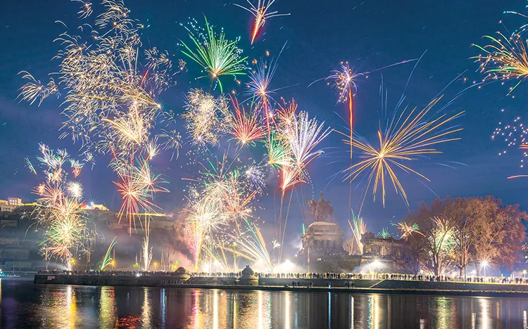 Feuerwerk über dem Deutschen Eck in Koblenz