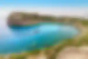 Panoramablick auf die Anthony-Quinn-Bucht mit türkisfarbenem Meer, Sandstrand und felsiger Küstenlandschaft auf Rhodos