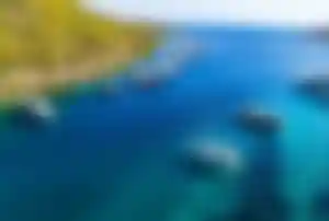 Bodrum Bucht mit türkisblauem Meer und Yachten für Last Minute Türkei All Inclusive Reisen
