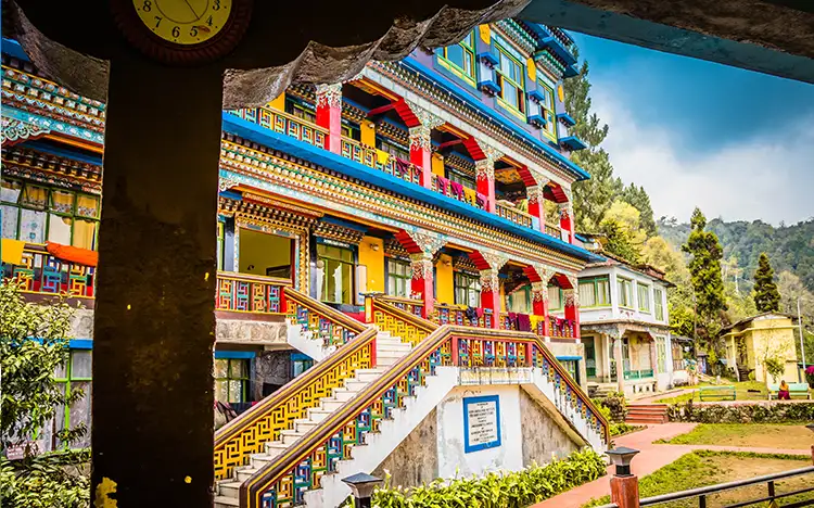 Prächtiges Kloster Rumtek mit farbenfroher Fassade und kunstvollen Details in Sikkim