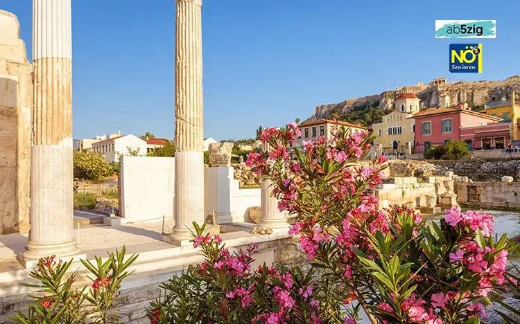 Antike Säulen und blühende Oleander in der Altstadt von Athen