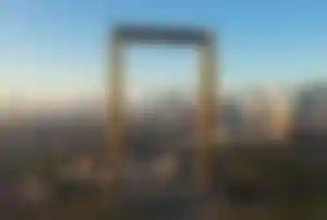 Dubai Frame mit Blick auf die moderne Skyline und das alte Dubai