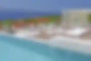 Rooftop Pool mit Liegen und Meerblick auf der Insel Brač in Kroatien