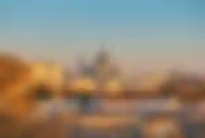 Skyline von Madrid mit der Kathedrale Almudena und historischen Gebäuden bei Sonnenuntergang
