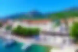 Hafenpromenade in Bol auf der Insel Brač mit Booten, Restaurants und Hotels am Wasser