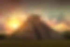 Maya-Pyramide Chichén Itzá in Mexiko bei Sonnenuntergang mit beeindruckender Architektur