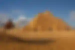 Pyramiden von Gizeh in Ägypten mit Kamel in der Wüste – ideales warmes Reiseziel im Winter für Kultur und Sonne