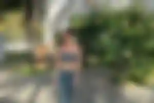 Person in bequemer Yoga-Kleidung in tropischer Hotelanlage während einer Ayurveda-Kur in Sri Lanka