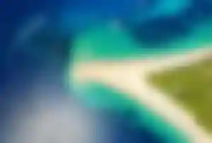 Zlatni Rat in Bol auf der Insel Brač mit kristallklarem Wasser und markanter Landzunge in Kroatien