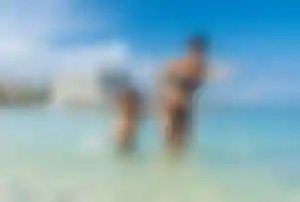 Frau und junger Bub spielen im Meer bei Mallorca.