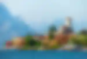 Gardasee in Italien mit historischem Ort, Burg und beeindruckendem Bergpanorama