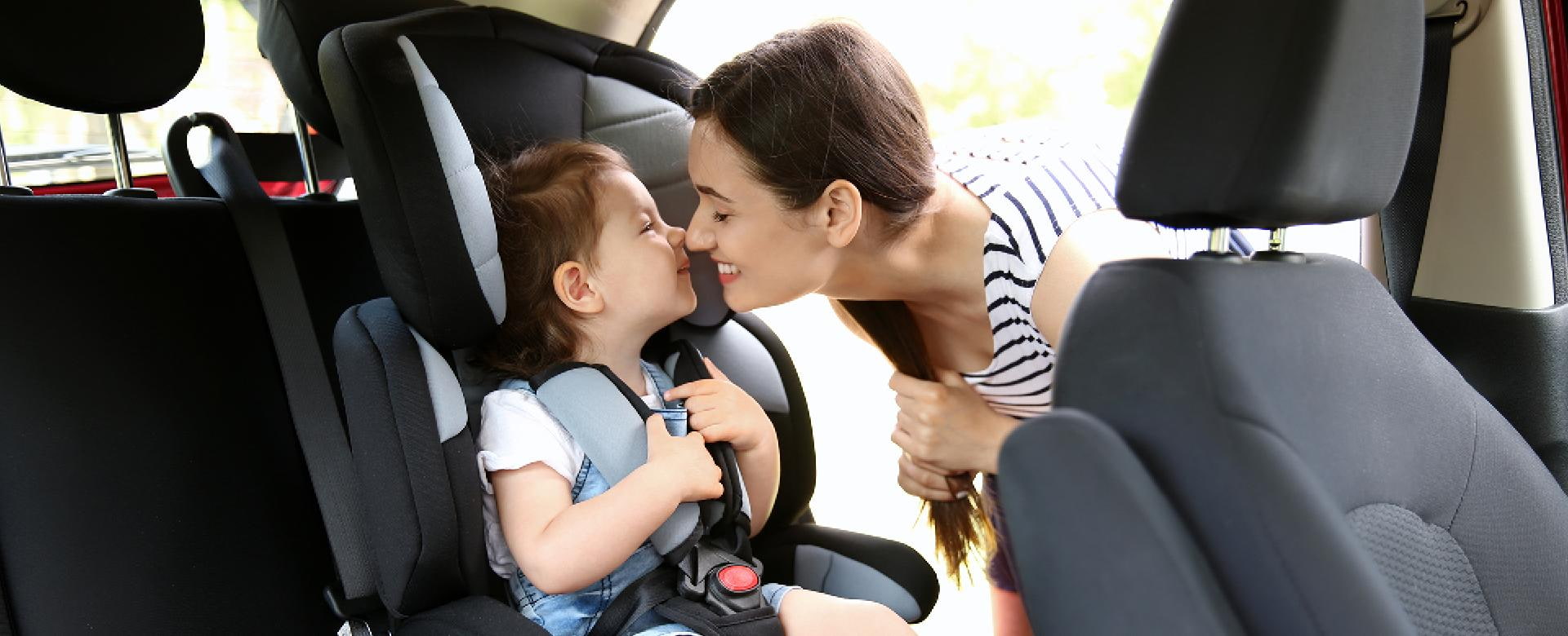 Mutter im Auto mit ihrer Tochter