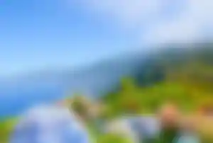Aktivurlaub im Herbst: Madeira mit Berglandschaft und Blumen Blühende Landschaft auf Madeira mit Blick auf grüne Berge und Küste – ideales Reiseziel im Herbst für Outdoor-Aktivitäten bei milden Temperaturen
