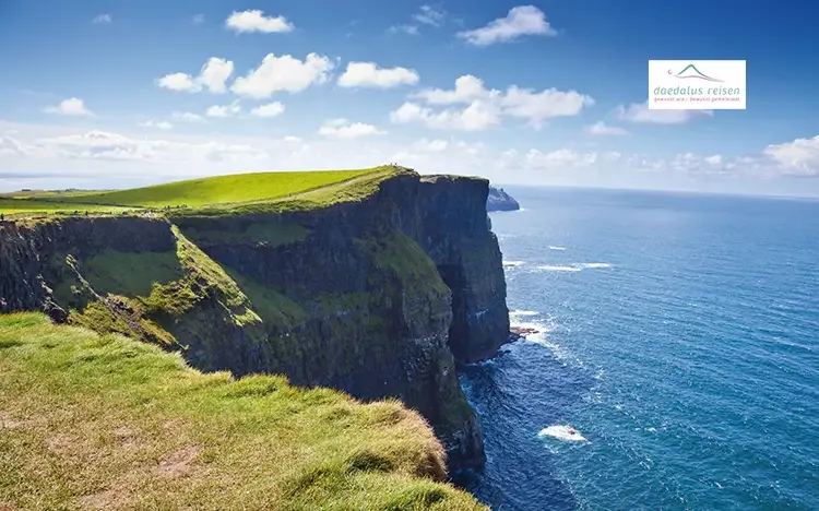 Steile grüne Klippen der Cliffs of Moher mit Blick auf den Atlantik