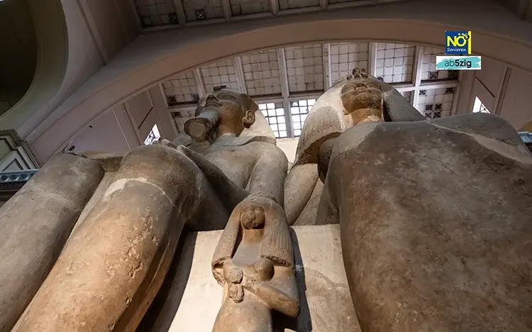 Monumentale altägyptische Statuen im Innenraum eines Museums, aus der Froschperspektive fotografiert.
