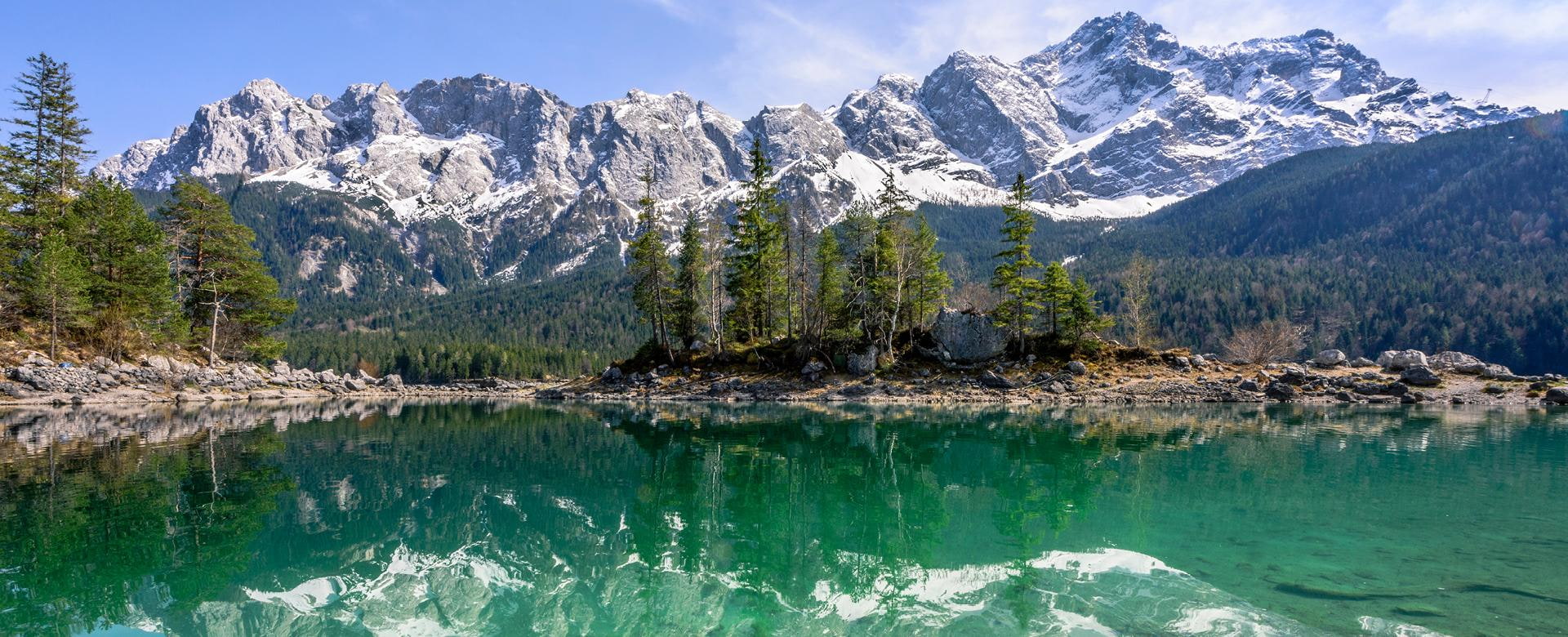 Deutschland, Eibsee, Bayern, Spiegelungen der Zugspitze im türkisfarbenen Eibsee, Garmisch-Partenkirchen, Bayern, Deutschland