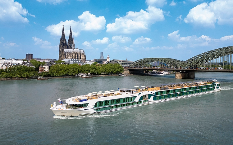 AMADEUS Nova am Fluss in Köln