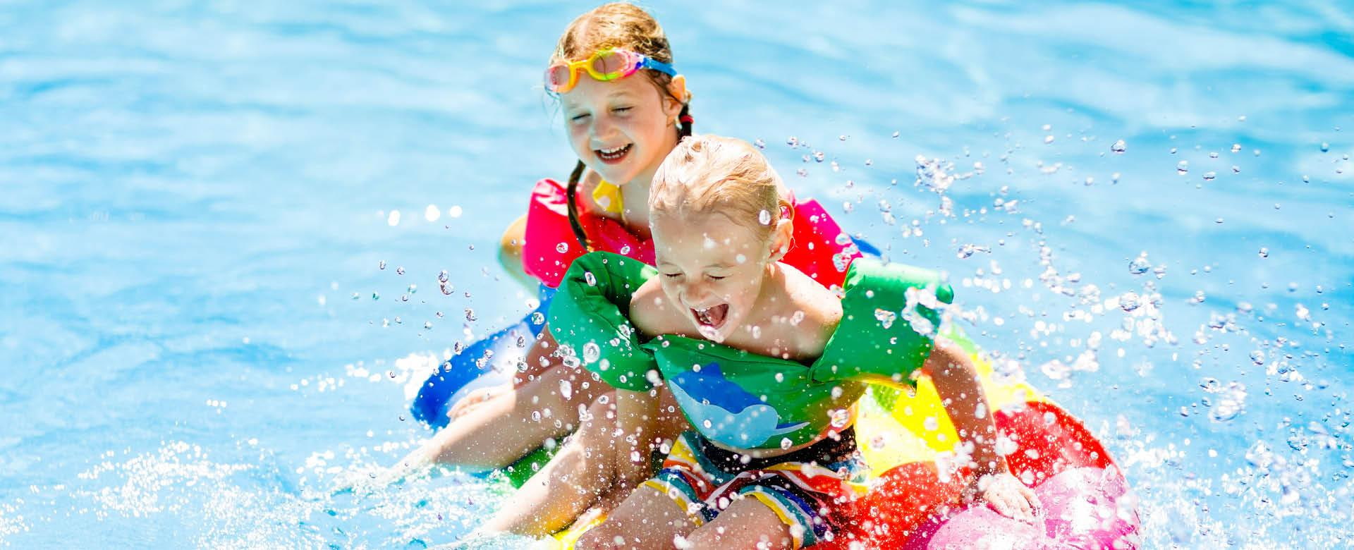 Kinder spielen im Pool