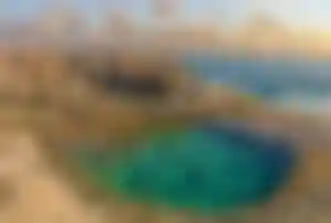 Natürlicher Felsenpool an der Küste von Fuerteventura bei Caleta de Fuste
