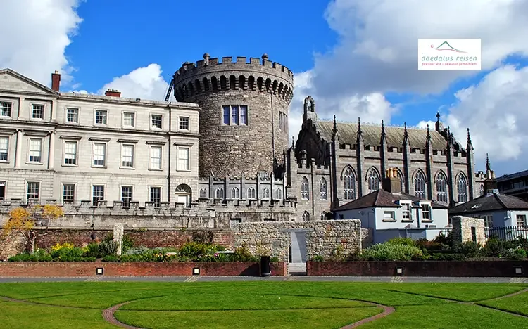 Dublin Castle mit Innenhof, Rasenfläche und historischer Architektur