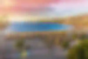 Strand und Küstenlinie von Adeje auf Teneriffa bei farbigem Abendhimmel