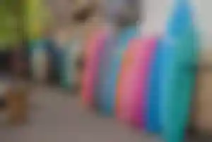 Bunte Surfbretter an einer Straße in Marokko