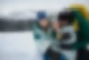 Winterurlaub in den Bergen mit Familie im Schnee – Vorbereitung und Packliste für Skiurlaub