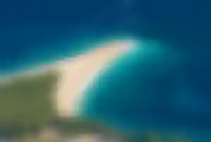 Luftaufnahme des Zlatni Rat Strandes auf der Insel Brač mit türkisblauem Meer und schmaler Landzunge