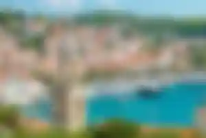 Panoramablick auf die Altstadt von Hvar mit Hafen, Yachten und türkisblauem Meer