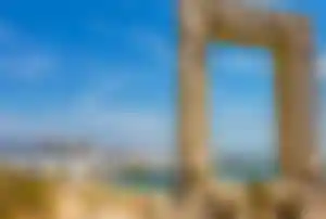 Antikes Tempeltor Portara mit Blick auf Naxos Stadt und das Meer