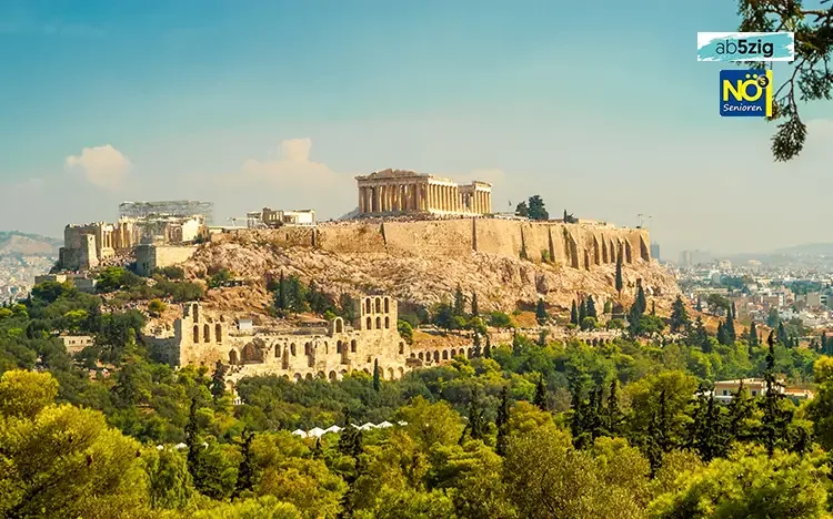 Akropolis von Athen bei Tageslicht mit dem Parthenon und grüner Umgebung